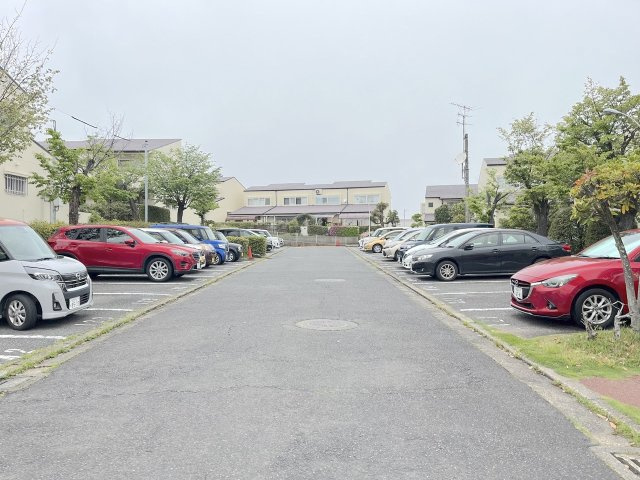 花鶴丘サンハイツの駐車場