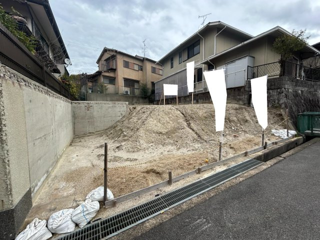 ☆建築条件なし売土地☆敷地約４３坪☆現況更地☆間口広めの約９ｍ城陽市寺田深谷の外観|現況 更地(令和６年４月撮影)