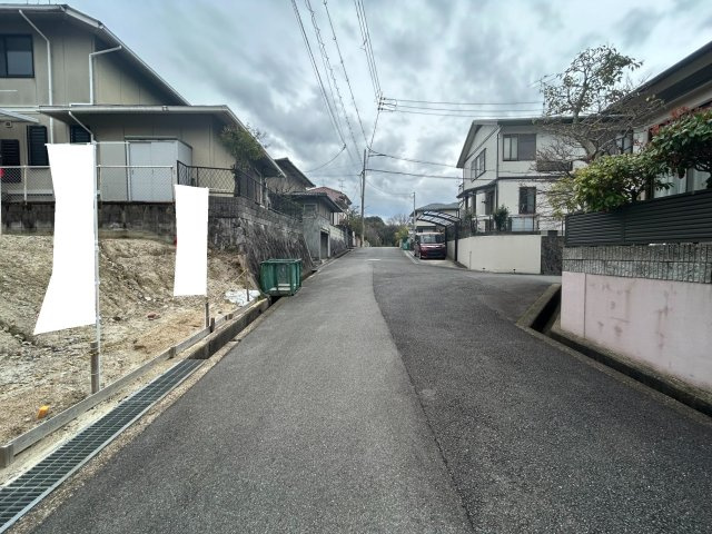 ☆建築条件なし売土地☆敷地約４３坪☆現況更地☆間口広めの約９ｍ城陽市寺田深谷の前面道路含む現地写真|前道(令和６年４月撮影)