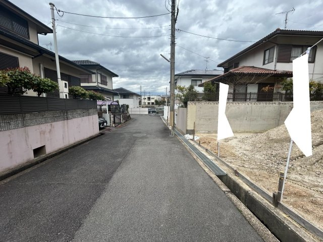 ☆建築条件なし売土地☆敷地約４３坪☆現況更地☆間口広めの約９ｍ城陽市寺田深谷の前面道路含む現地写真|前道(令和６年４月撮影)