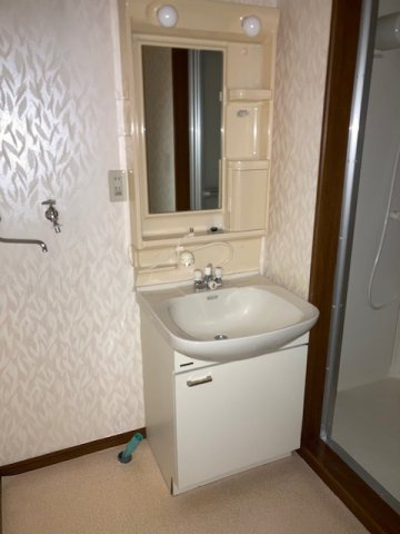 フォーラム東洋A棟の洗面所|明るい洗面所です