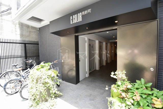 C.COLOR南新町のエントランス