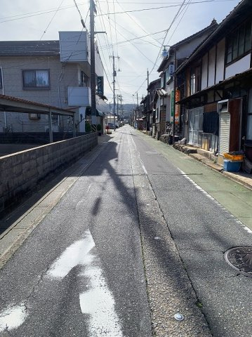 5346気高町勝見売地の前面道路含む現地写真