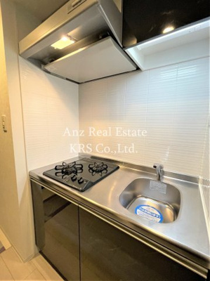 【キッチン】 | S-RESIDENCE西長堀 | 2口ガスコンロ！上部の棚があって整理を助けてくれます！