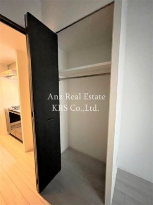 【収納】 | S-RESIDENCE西長堀 | 洋室にあるクローゼット！整理整頓をサポート！
