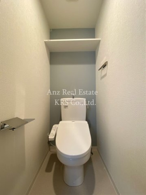 【トイレ】 | エスリードレジデンス大阪本町 | 予備のトイレットペーパーや洗剤などを置ける棚が上部に♪