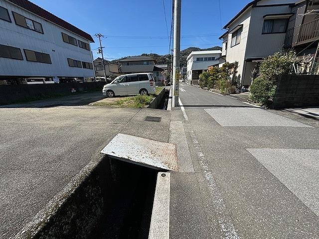 吾川郡いの町枝川の周辺|現況では、隣地の橋梁を使用しています。
