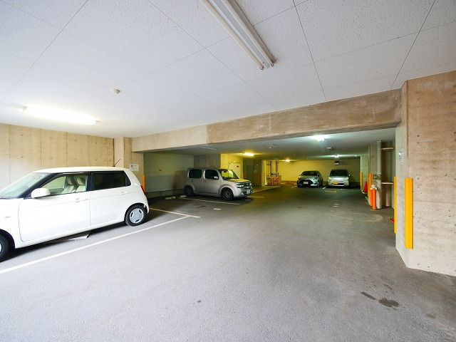 フクダ不動産新大宮マンションの駐車場