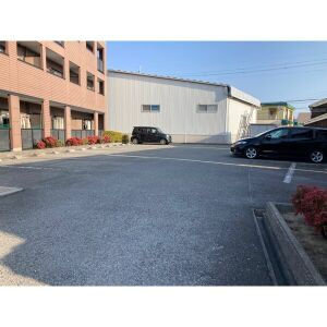 ラ・パルテール壱番館の駐車場