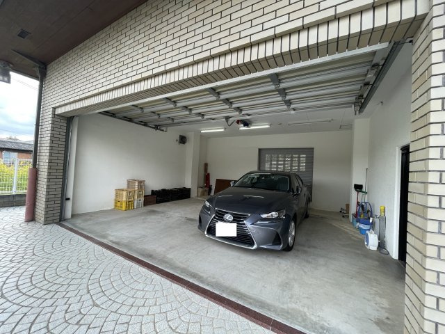 上津町上尾邸の駐車場
