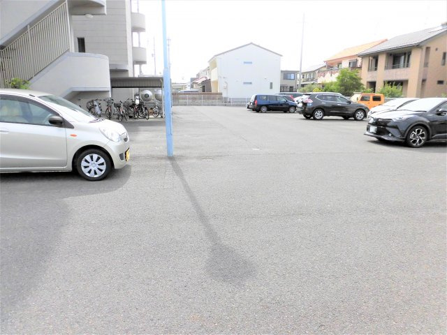 ロイヤル芝原北館の駐車場