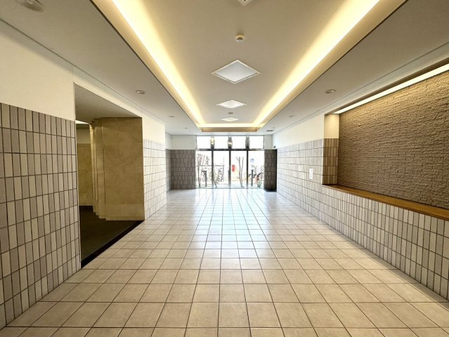ヴィルヌーブ八幡町のエントランス