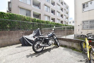 【駐車場】 | バイク置き場。空き区画の有無や駐輪料金、サイズおよび排気量規定などについては、改めてお問い合わせください。～即日のご見学可能～　お問合せはお気軽にどうぞ。
