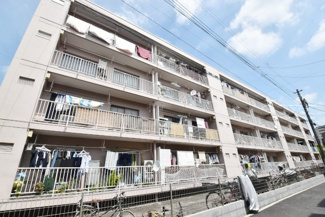 【外観】 | 私たち不動産業スタッフは、よく「いい面構えの建物です」「雰囲気ありますねえ」という言葉を使いますが、当マンションもまさにそのような姿で佇んでいます。～即日のご見学可能～　お問合せはお気軽に