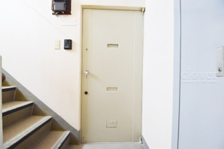 【その他共用部分】 | 皆様をお迎えする、お部屋の玄関ドア。開けやすさや開放角度、ドアノブの操作しやすさや鍵の形状などを、現地で一度ご確認ください。～即日のご見学可能～　お問合せはお気軽にどうぞ。