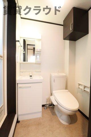 AQUE2の洗面所|落ち着いた色調のトイレです