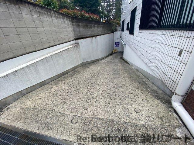 木村建設工業ビルの駐車場