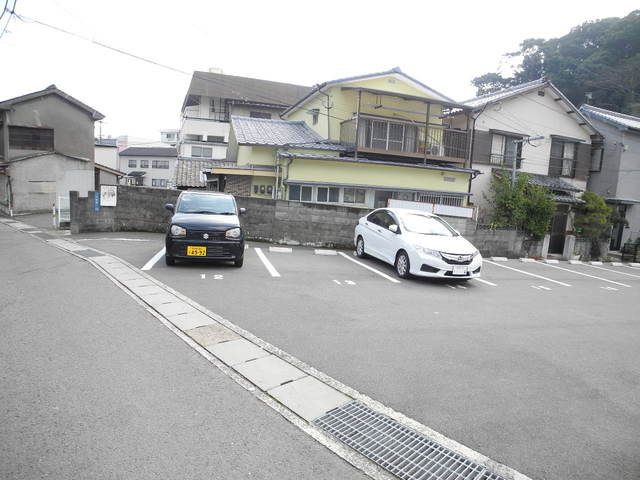 塩浜アパートA棟の駐車場
