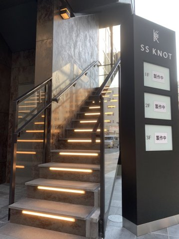 SS KNOTの外観|1階〜3階までは店舗となっております