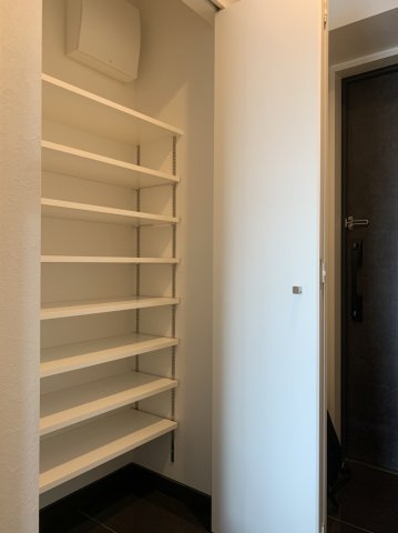 SS KNOTのその他共用部分|ベビーカーも収納可能な大容量のシューズインクローゼット