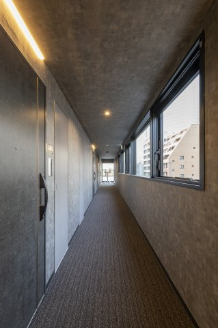 SS KNOTのその他共用部分|共用廊下はホテルライクな内廊下仕様、各階防犯カメラ付きで防犯面も安心です