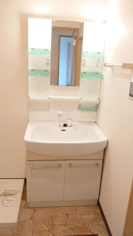 ルネス荒木一番館【キャッシュバック対象物件】の独立洗面台|朝の支度にも助かる、独立の洗髪洗面化粧台