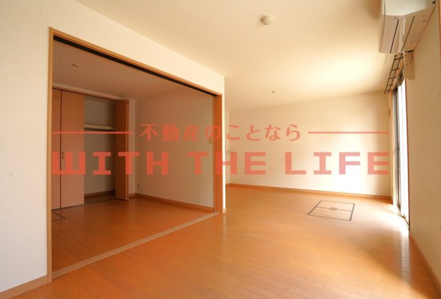 ルネス荒木一番館【キャッシュバック対象物件】の居間・リビング|ゆったりとした居間です