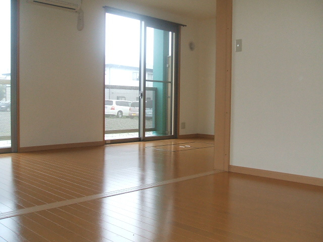 ルネス荒木一番館【キャッシュバック対象物件】の居間・リビング|ゆったり過ごせる居間です