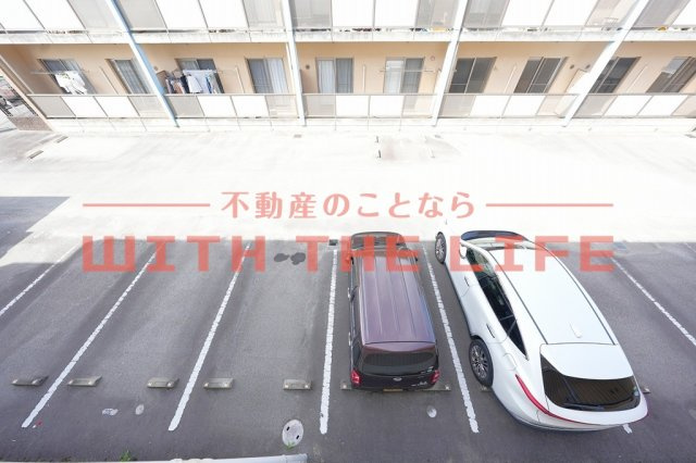 ルネス荒木一番館【キャッシュバック対象物件】の駐車場|カースペースがあります