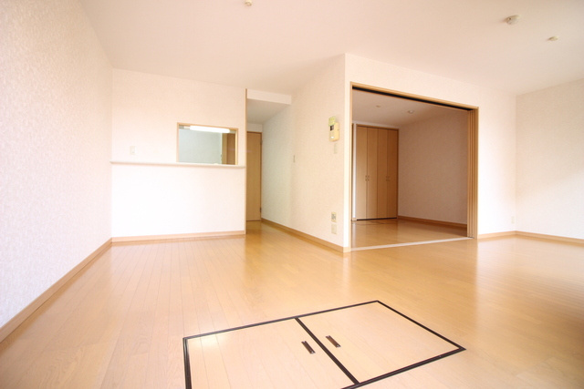 ルネス荒木一番館【キャッシュバック対象物件】の居間・リビング|ゆったりとした居間です