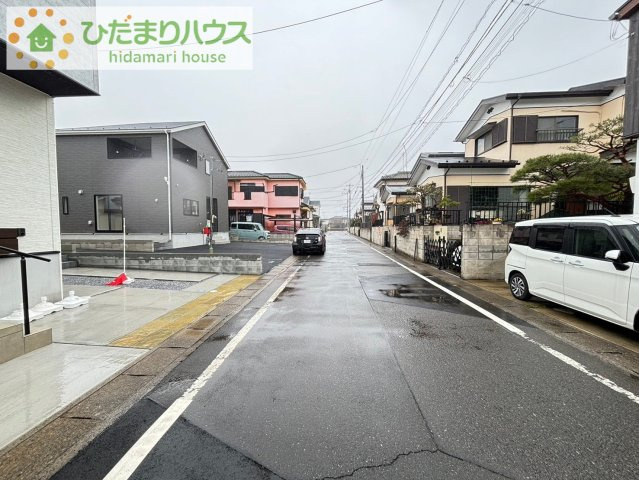 上尾市井戸木　新築未入居物件　ルシェール　Bの前面道路含む現地写真|前面道路6ｍ！
車の出し入れも簡単にできます