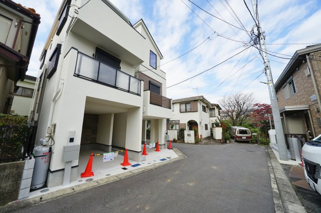 【横浜市旭区白根１丁目11-3全２棟新築戸建てA号棟】★仲介手数料無料★（不動丸小学校・鶴ヶ峰中学校）の前面道路含む現地写真