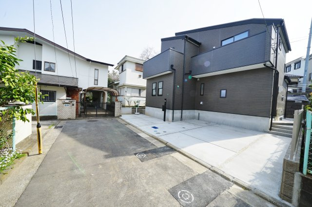 【横浜市保土ヶ谷区桜ヶ丘1丁目52-7新築戸建て】★仲介手数料無料★（桜台小学校・岩崎中学校）の前面道路含む現地写真