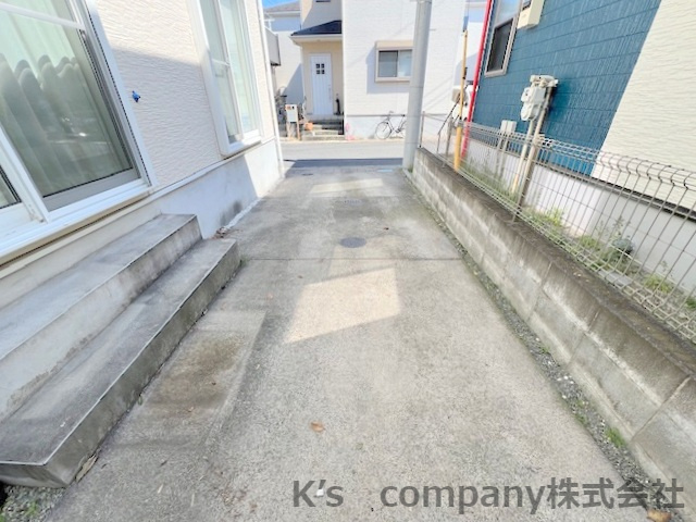 ■高座郡寒川町小谷２丁目　中古戸建の駐車場|駐車スペース◇駐車場の奥側から道路に向かって見た写真です☆