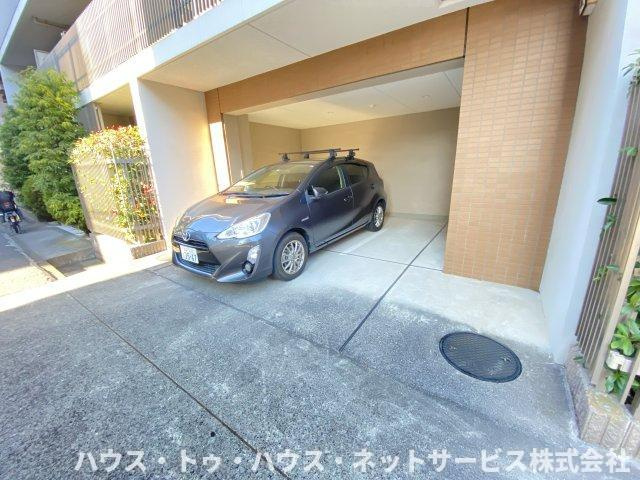 プロヴェールレジデンスの駐車場