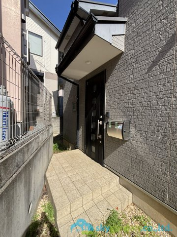 伊勢原市高森2丁目　中古戸建の玄関