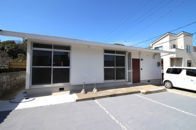 【外観】 | 山陽小野田市　緑が丘　平屋建 | 明るい日差しが差し込む現地。車もゆったり駐めることができます。ぜひ現地をご覧ください。
