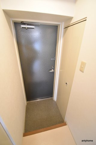 ミールズ江坂　仲介手数料無料の玄関