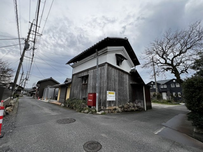 【外観】 | 大津市真野4丁目14-22　売土地 | 写真左側前面道路、右側里道