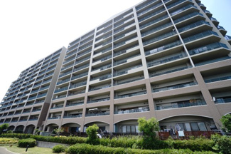 【外観】 | 【耐震性】
耐震性の高さを判断するポイントは、
建築確認申請日が1981年6月1日以降の
新耐震基準に適合しているかどうか。
震度６程度の大地震でも
建物が崩壊しないレベルが基準になりました。