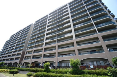 【外観】 | ナタリーマリナタウンイーストブリッジ壱番館 | 【耐震性】
耐震性の高さを判断するポイントは、
建築確認申請日が1981年6月1日以降の
新耐震基準に適合しているかどうか。
震度６程度の大地震でも
建物が崩壊しないレベルが基準になりました。