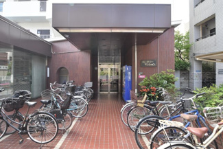 【エントランス】 | お客様を、そして住人を出迎えてくれるマンションのエントランス。ゴミが落ちていないことからも、管理状態の良さや住民の節度の高さが見て取れます。～即日のご見学可能～　お問合せはお気軽にどうぞ。