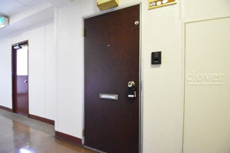 【その他共用部分】 | 皆様をお迎えする、お部屋の玄関ドア。開けやすさや開放角度、ドアノブの操作しやすさや鍵の形状などを、現地で一度ご確認ください。～即日のご見学可能～　お問合せはお気軽にどうぞ。