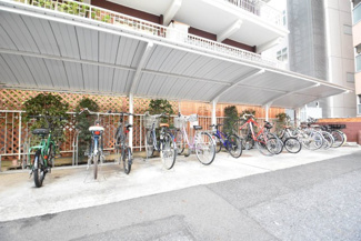 【その他共用部分】 | 自転車置き場。マンションの共用部にあたります。空きの有無や駐輪料金、各戸の台数制限などについては、改めてお問い合わせください。～即日のご見学可能～　お問合せはお気軽にどうぞ。