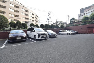 【駐車場】 | マンションの駐車場スペース。空きの有無や駐車料金、サイズ規定などについては、改めてお問い合わせください。～即日のご見学可能～　お問合せはお気軽にどうぞ。