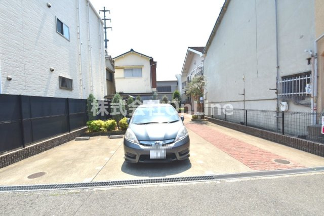 リビングライフ花園西町の駐車場|カースペースがあります