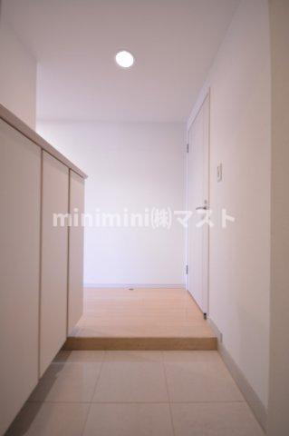 クロスレジデンス大阪新町の玄関