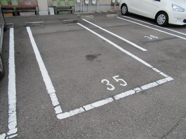 滝つじハイツの駐車場