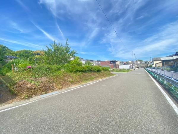 海南市重根東2丁目　土地の前面道路含む現地写真