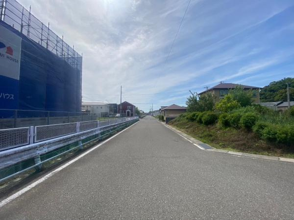 海南市重根東2丁目　土地の前面道路含む現地写真